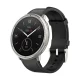 Amazfit Active 2 schräg von vorn: helles Metallgehäuse um ein schwarzes Zifferblatt mit römischen Ziffern, weißen Zeigern und rotem Sekundenzeiger, links Wochentag und Datum, unten ein kleiner Zusatzkreis mit der Zahl 92; schwarzes Lederarmband mit genarbter Oberfläche und silberner Dornschließe