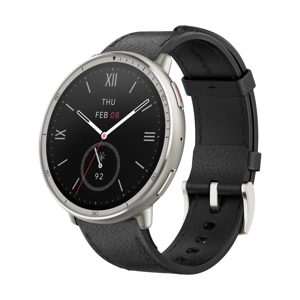 Amazfit Active 2 schräg von vorn: helles Metallgehäuse um ein schwarzes Zifferblatt mit römischen Ziffern, weißen Zeigern und rotem Sekundenzeiger, links Wochentag und Datum, unten ein kleiner Zusatzkreis mit der Zahl 92; schwarzes Lederarmband mit genarbter Oberfläche und silberner Dornschließe