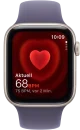 Apple Watch SE 3 von vorn: eckiges Aluminiumgehäuse mit runden Kanten in hellem Beigesilber, auf dem Display die Herzfrequenz-App mit großem rotem Herz, der Uhrzeit 10:09 und den Werten „Aktuell 68 BPM“ und „75 BPM, vor 2 Min.“; rechts die Digital Crown, oben und unten das angeschnittene fliederfarbene Sportarmband
