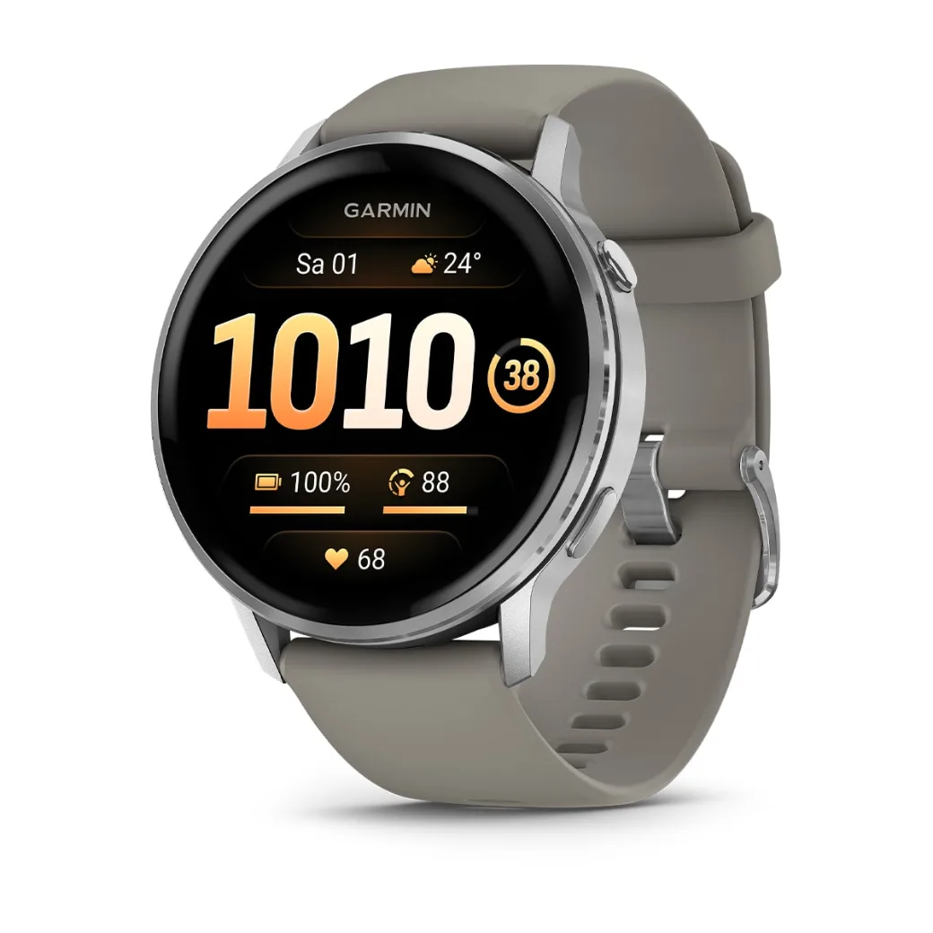 Garmin Venu 4 schräg von vorn: silberne Lünette um ein schwarzes Display, das oben den Garmin-Schriftzug trägt, darunter Datum und 24 Grad, die große Uhrzeit 10:10 neben einer orange umkreisten 38 und eine Zeile mit 100 Prozent Akku, der Zahl 88 und einem Herzsymbol mit 68; graubeiges Silikonarmband