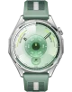Huawei Watch GT 6 von vorn: rundes silberfarbenes Gehäuse mit einer Lünette voller Minutenzahlen, darin ein hellgrünes Zifferblatt mit schwarzen Zeigern und einer runden Zwischenskala, darunter ein kleines Fahrradsymbol; rechts oben die Krone, grünes Kunststoffarmband mit hellem Längsstreifen
