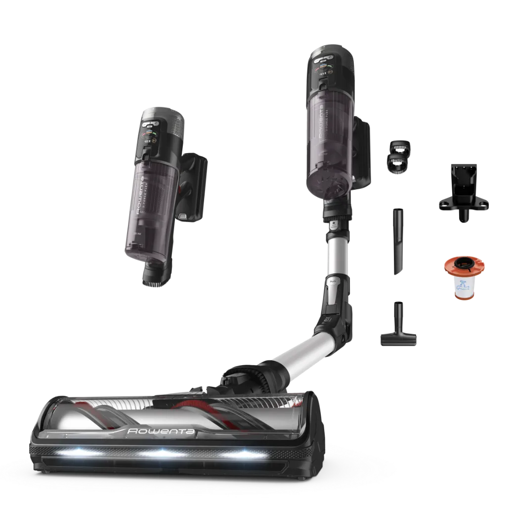 Rowenta X-Force Flex 13.60 in Dunkelgrau: der Stielsauger mit geknicktem Flex-Rohr über einer breiten Bodendüse mit LED-Leiste, links das Handteil einzeln an der Wandhalterung, rechts Fugendüse, Möbelbürste, Halterung und ein roter Ersatzfilter