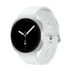 Samsung Galaxy Watch8 in Silber, leicht zur Seite gedreht: rundes Gehäuse mit schwarzem Zifferblatt, weißen Zeigern, einem orangefarbenen Punkt am oberen Rand und der Datumszeile „Sat 28“ unten; rechts am Gehäuse zwei Bedientasten, weißes Sportarmband mit Lochreihe