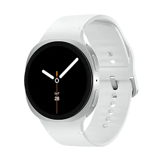 Samsung Galaxy Watch8 in Silber, leicht zur Seite gedreht: rundes Gehäuse mit schwarzem Zifferblatt, weißen Zeigern, einem orangefarbenen Punkt am oberen Rand und der Datumszeile „Sat 28“ unten; rechts am Gehäuse zwei Bedientasten, weißes Sportarmband mit Lochreihe