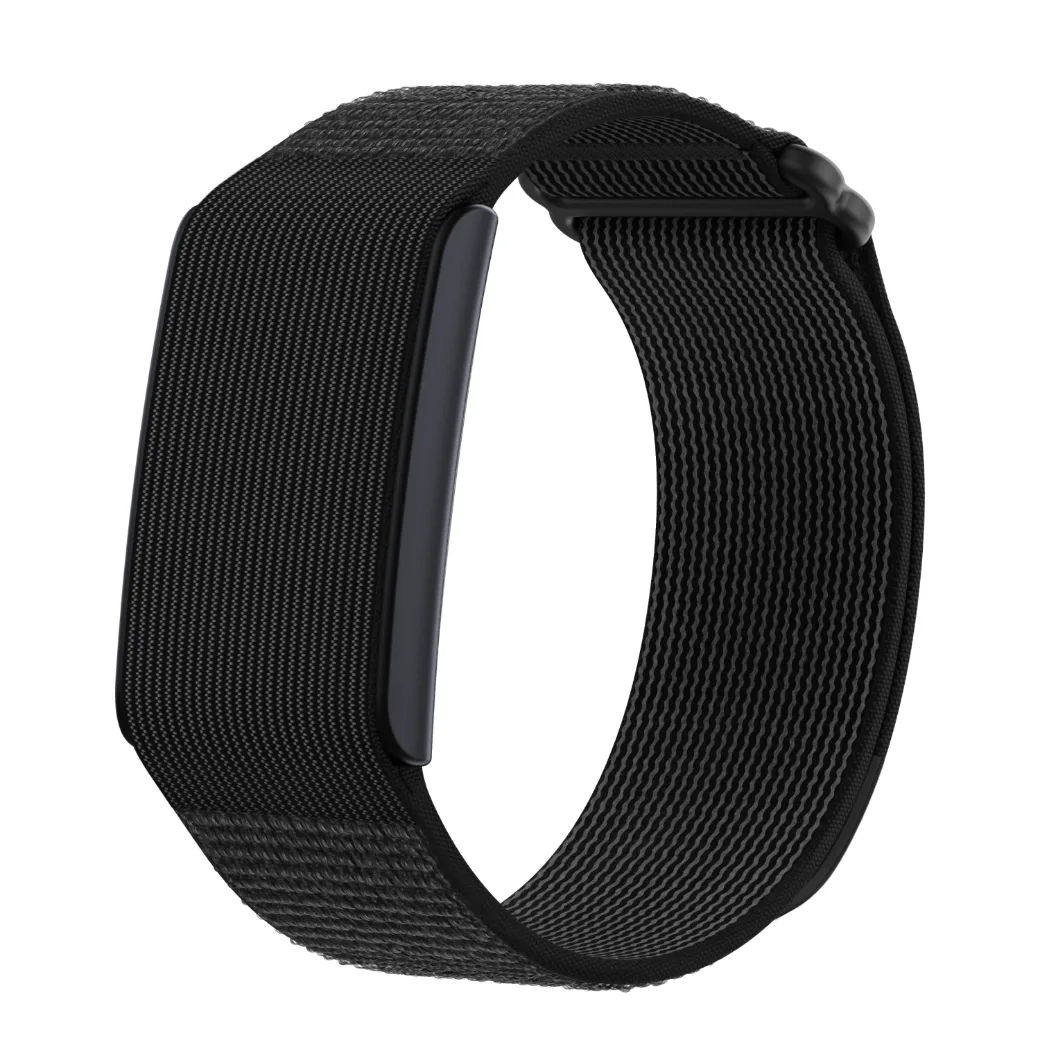 Amazfit Helio Strap schräg von vorn: eine geschlossene Schlaufe aus schwarzem, fein geripptem Textilband mit Klettverschluss, links eingefasst das flache dunkle Sensormodul — ganz ohne Display