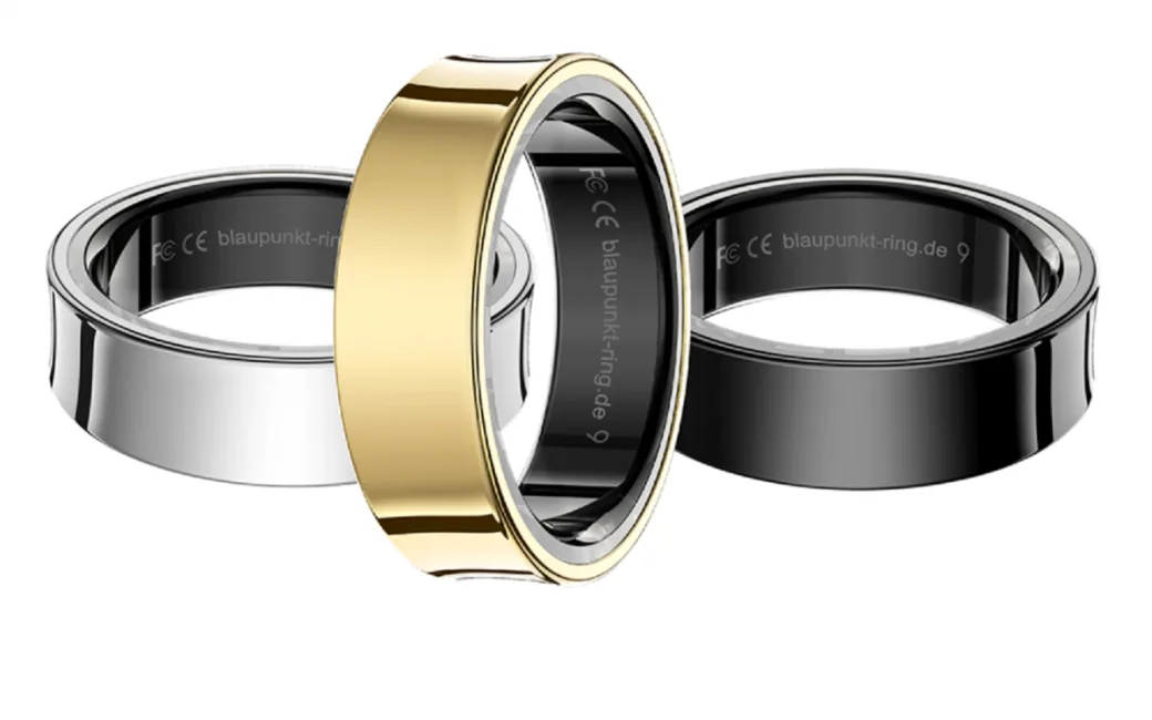 Drei Ringe nebeneinander: vorn in der Mitte ein goldener, dahinter links ein silberner und rechts ein schwarzer Ring; auf den schwarzen Innenseiten stehen CE- und FC-Zeichen, der Schriftzug blaupunkt-ring.de und eine Größenzahl