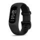 Garmin Vivosmart 5 in Schwarz, leicht gedreht: schmales Schwarz-Weiß-Display mit der Uhrzeit 10:10, dem Datum SAT 1, 12,4K Schritten, Puls 80 und voller Akkuanzeige, eingefasst in ein durchgehendes schwarzes Silikonarmband