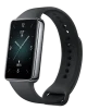 Honor Band 9 in Schwarz, leicht gedreht: abgerundetes Hochkant-Display mit analogem Zifferblatt, den Ziffern 12, 3, 6 und 9, dem Datum OCT 18 und 80 Prozent Akku; graues Gehäuse und schwarzes Silikonarmband mit Schließe