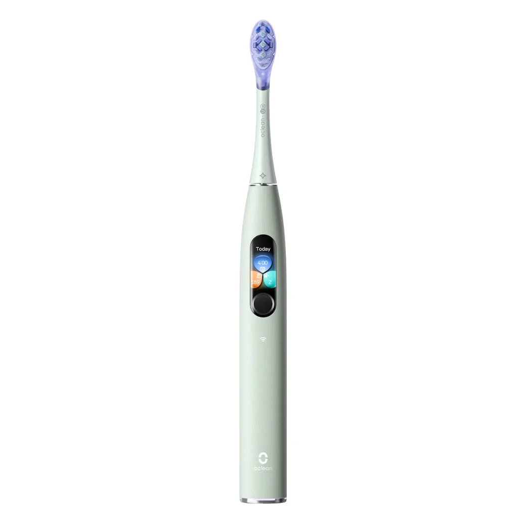 Oclean X Ultra S in Mintgrün von vorn: aufgesteckter Bürstenkopf mit violetten Borsten, im Griff das farbige Touchdisplay mit Putzstatistik, darunter eine runde Taste, ein WLAN-Symbol und das Oclean-Logo