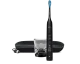 Philips Sonicare DiamondClean 9000 in Schwarz stehend mit aufgestecktem Bürstenkopf und vier beschrifteten Programmen am Griff, davor ein Ladeglas, dahinter ein schwarzes Reiseetui mit USB-Ladekabel