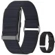 Pireware Smart Band in Schwarz: geschlossene Schlaufe aus gewebtem Nylon mit seitlich eingefasstem, flachem Sensormodul aus dunklem Metall und Verstellschnalle — ohne jedes Display; rechts daneben klein das gelochte Silikon-Sportarmband mit Dornschließe