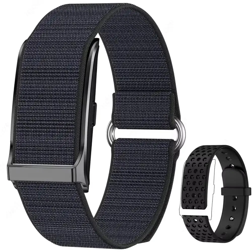 Pireware Smart Band in Schwarz: geschlossene Schlaufe aus gewebtem Nylon mit seitlich eingefasstem, flachem Sensormodul aus dunklem Metall und Verstellschnalle — ohne jedes Display; rechts daneben klein das gelochte Silikon-Sportarmband mit Dornschließe