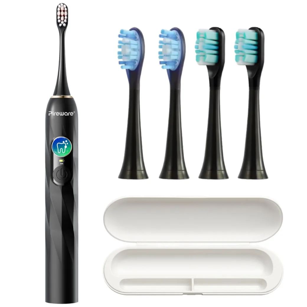 Pireware SonicSense in Schwarz mit Lieferumfang: links die Schallzahnbürste mit farbigem Display und aufgestecktem Bürstenkopf, daneben vier Ersatzköpfe — zwei mit blauen Nylonborsten, zwei mit dunklen Silikonborsten — darunter ein geöffnetes weißes Etui in zwei Hälften