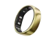 Goldfarbener Ring mit breiter, glatt polierter Außenfläche, schräg schwebend aufgenommen: auf der schwarzen Innenseite zwei helle ovale Sensorfenster, eine rot leuchtende und zwei grün leuchtende LEDs