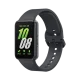 Samsung Galaxy Fit3 in Grau, leicht gedreht: eckiges Display mit der Datumszeile „Sat, Oct 28“, der großen Uhrzeit 10:08 in Grün und Weiß und einer unteren Zeile mit 3457 Schritten, Puls 89 und 100 Prozent Akku; graues Silikonarmband mit Lochreihe