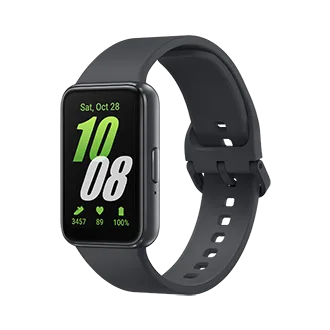 Samsung Galaxy Fit3 in Grau, leicht gedreht: eckiges Display mit der Datumszeile „Sat, Oct 28“, der großen Uhrzeit 10:08 in Grün und Weiß und einer unteren Zeile mit 3457 Schritten, Puls 89 und 100 Prozent Akku; graues Silikonarmband mit Lochreihe